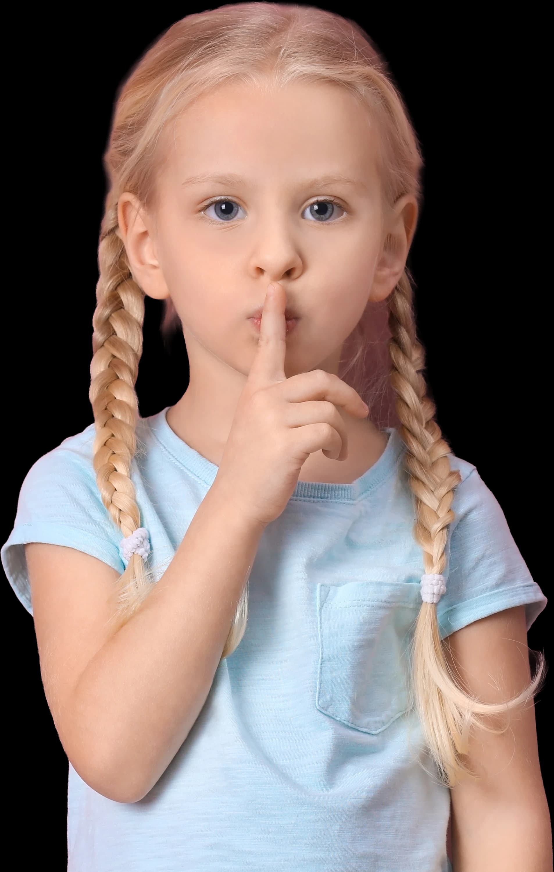 Une petite fille aux tresses blondes, le doigt sur la bouche