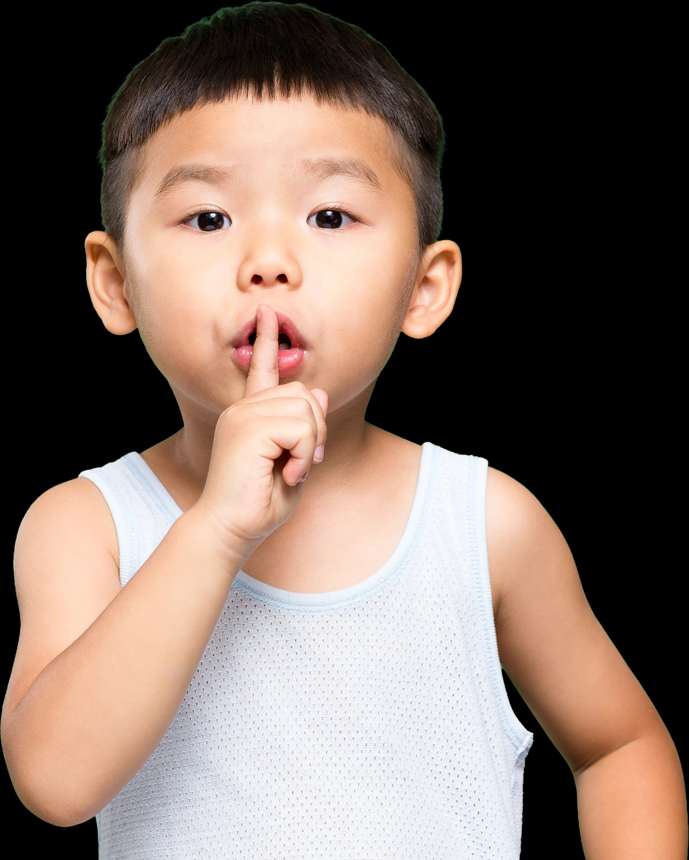 Un petit garçon, le doigt sur la bouche